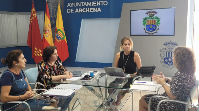 La alcaldesa de Archena, Patricia Fern&aacute;ndez, reunida con el equipo de Pol&iacute;tica Social
