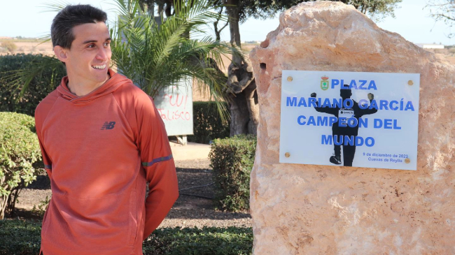 Mariano Garc&iacute;a en la inauguraci&oacute;n de la plaza que lleva su nombre en Cuevas de Reyllo