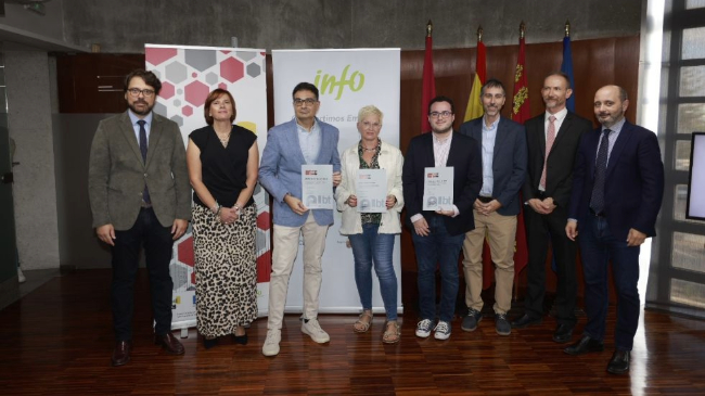 Entrega de los sellos en el CEEIC