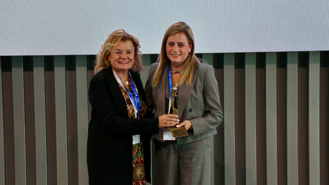 Ana L&oacute;pez recibiendo el premio