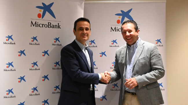 Imagen de la firma del convenio entre Microbank y el Ayuntamiento de Mula