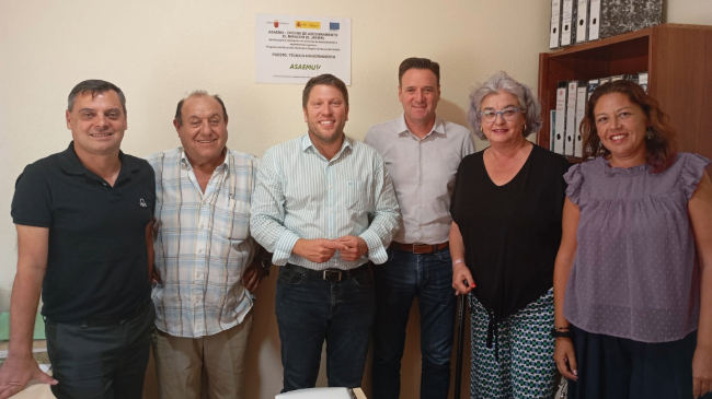 El director general de Producci&oacute;n Agraria y Ganadera , Juan Pedro Vera, durante la visita a la oficina de asesoramiento de El Mirador (San Javier)