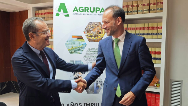 El presidente de Agrupal, José García, y el delegado de Iberdrola en la Región de Murcia, Miguel Ángel Cerdán, en la firma del acuerdo El presidente de Agrupal, José García, y el delegado de Iberdrola en la Región de Murcia, Miguel Ángel Cerdán, en la firma del acuerdo