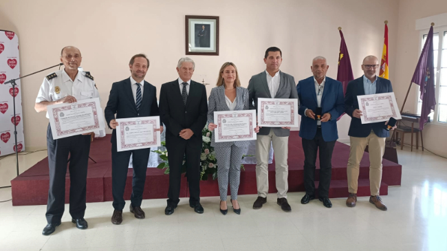La consejera Conchita Ruiz junto al presidente de la Hospitalidad, Alonso L&oacute;pez y los premiados. Foto: G.V.P
