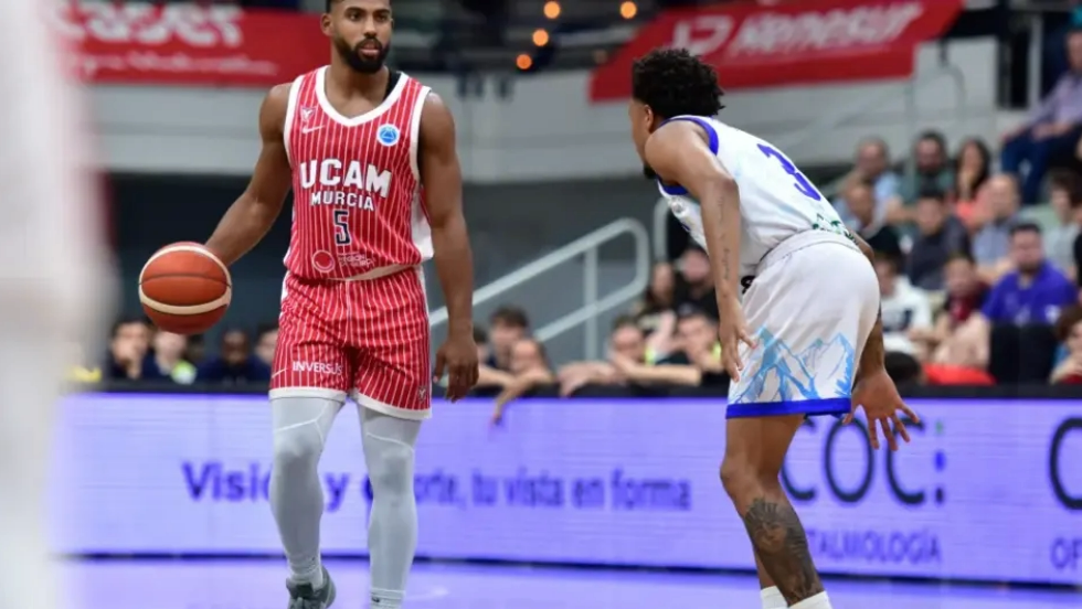 DeJulius durante el primer encuentro de la FIBA Europe Cup. DeJulius durante el primer encuentro de la FIBA Europe Cup.