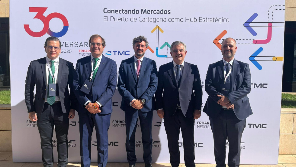 El consejero Juan María Vázquez, junto al presidente de la Terminal Marítima de Cartagena (TMC), Eugenio Erhardt; al presidente de Erhardt Mediterráneo, Óscar Rodríguez, y el de la Autoridad Portuaria de Cartagena El consejero Juan María Vázquez, junto al presidente de la Terminal Marítima de Cartagena (TMC), Eugenio Erhardt; al presidente de Erhardt Mediterráneo, Óscar Rodríguez, y el de la Autoridad Portuaria de Cartagena
