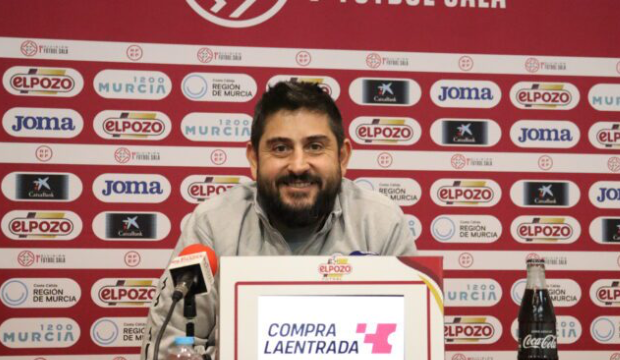 Josan, entrenador de ElPozo atiende a los medios de comunicación. Josan, entrenador de ElPozo atiende a los medios de comunicación.