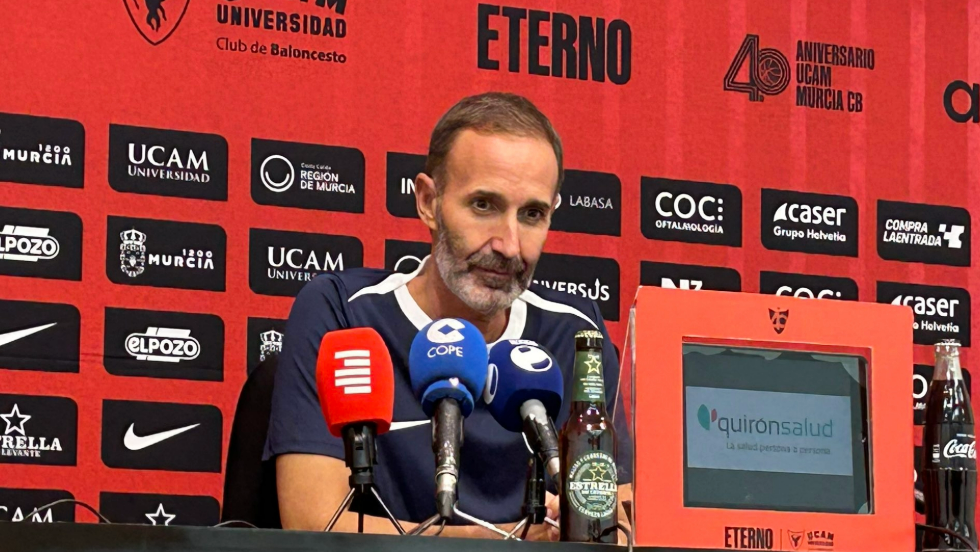 Sito Alonso atiende a los medios de comunicaci&oacute;n antes del partido de Girona.
