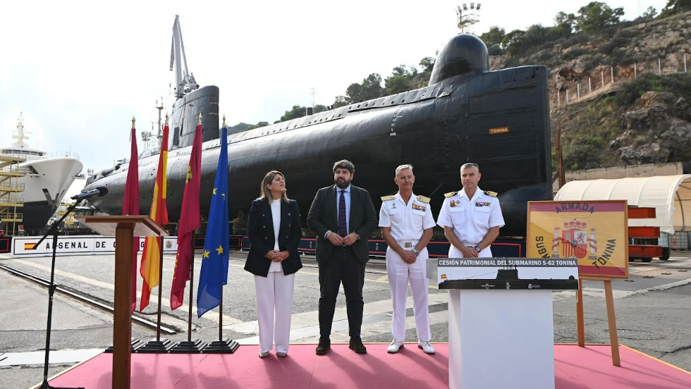 La Armada cede a Cartagena el submarino 'Tonina'. La Armada cede a Cartagena el submarino 'Tonina'.