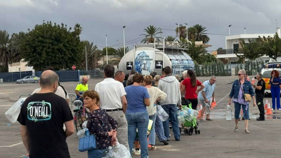 Vecinos de San Pedro del Pinatar recogiendo agua potable de una cuba debido a las infiltraciones en el canal de abastecimiento de la MCT tras el paso de la dana Alice.