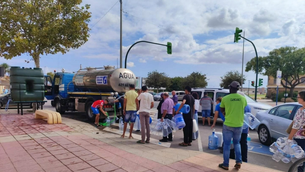 Vecinos de Torre Pacheco recogiendo agua en una cuba móvil. Vecinos de Torre Pacheco recogiendo agua en una cuba móvil.