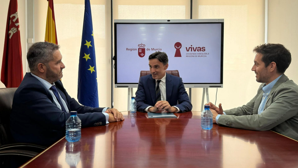 El consejero de Fomento e Infraestructuras, Jorge Garc&iacute;a Montoro, durante la reuni&oacute;n con el presidente de Croem, Miguel L&oacute;pez Abad, y el secretario general de la Consejer&iacute;a.