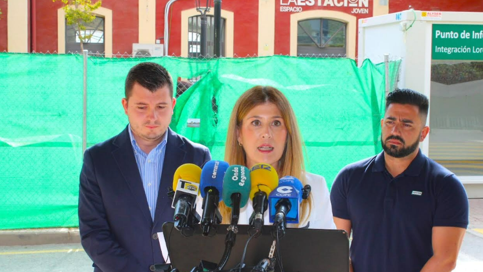 Rosa María Medina atiende a los medios de comunicación. Rosa María Medina atiende a los medios de comunicación.