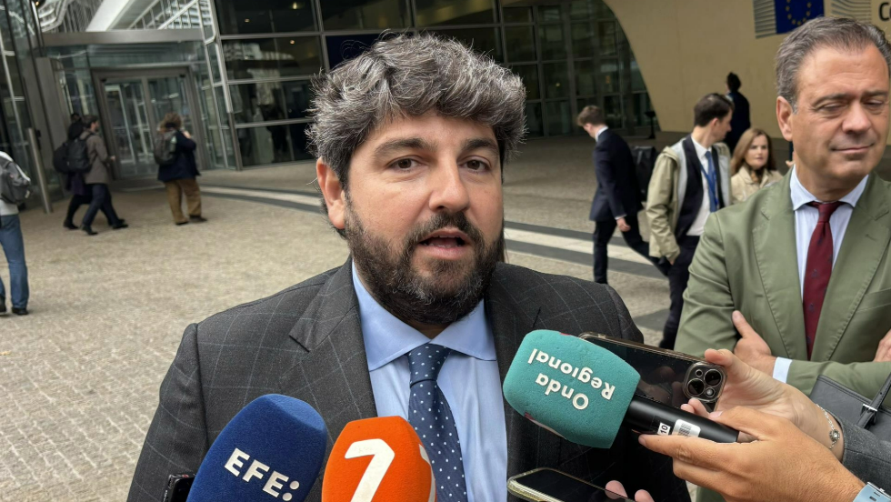 L&oacute;pez Miras atiende a los medios de comunicaci&oacute;n.
