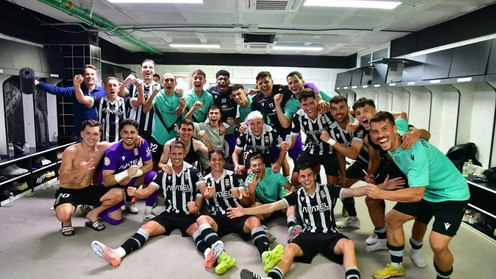 Foto de familia del FC Cartagena tras la victoria ante la SD Tarazona. Foto de familia del FC Cartagena tras la victoria ante la SD Tarazona.