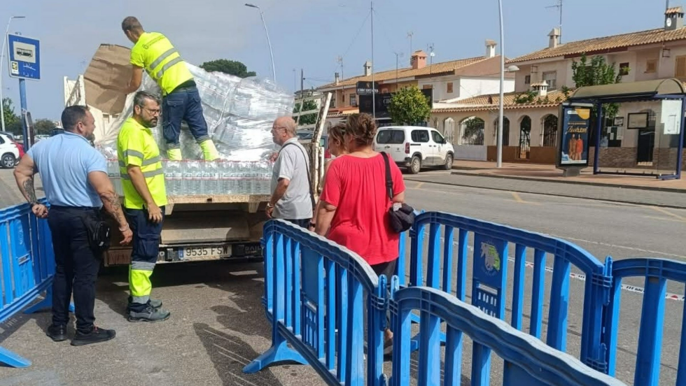 Vecinos de Los Alc&aacute;zares en uno de los puntos de distribuci&oacute;n de agua.