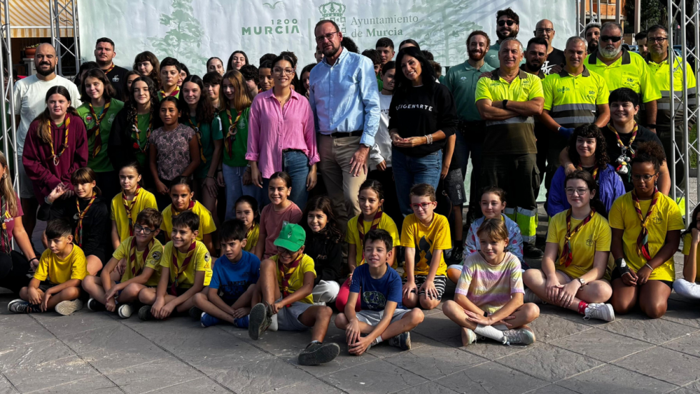 El concejal de Desarrollo Urbano y Ciudad Inteligente, José Guillén, y la presidenta de la Junta Municipal de Algezares, Nuria Vives, junto a vecinos, escolares y colectivos locales en la jornada de plantación del Plan Foresta El concejal de Desarrollo Urbano y Ciudad Inteligente, José Guillén, y la presidenta de la Junta Municipal de Algezares, Nuria Vives, junto a vecinos, escolares y colectivos locales en la jornada de plantación del Plan Foresta