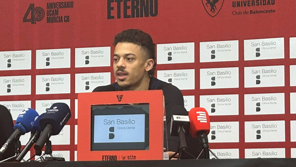 El jugador del UCAM Murcia, Jonah Radebaugh, atiende a los medios de comunicación. El jugador del UCAM Murcia, Jonah Radebaugh, atiende a los medios de comunicación.
