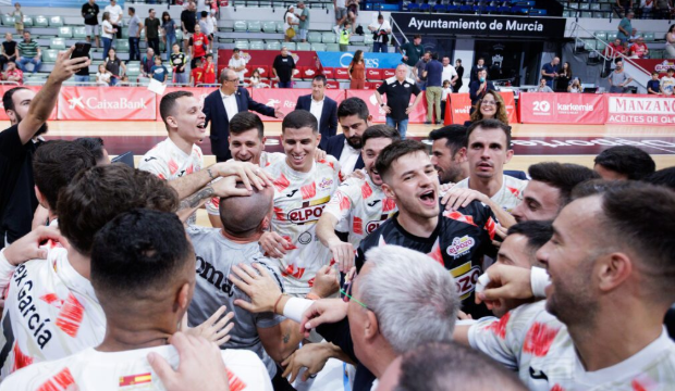 Los jugadores de ElPozo Murcia celebran la victoria. Los jugadores de ElPozo Murcia celebran la victoria.