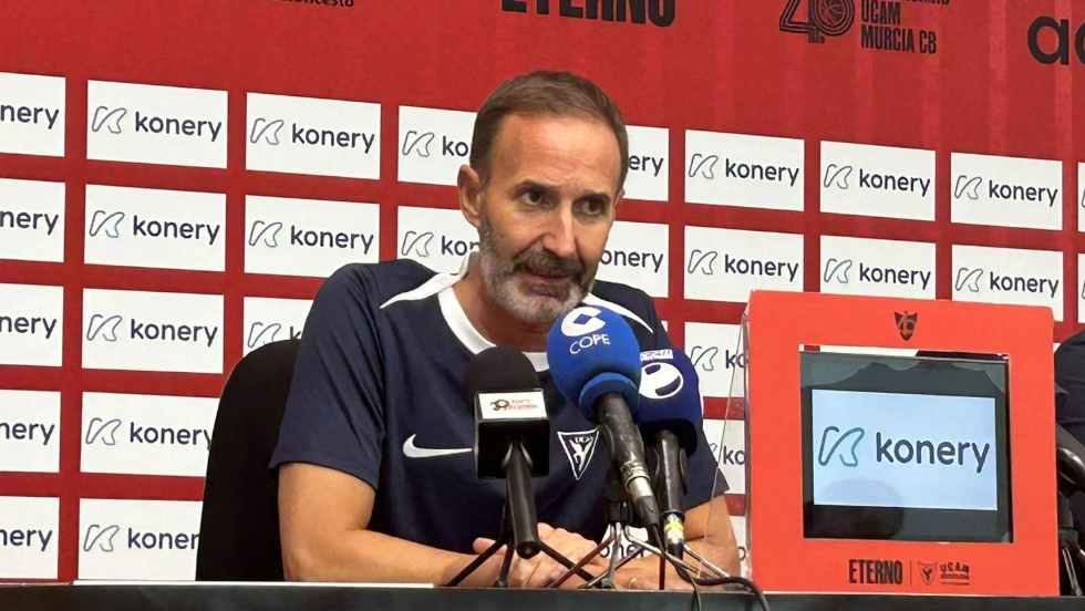 Sito Alonso atiende a los medios de comunicación. Sito Alonso atiende a los medios de comunicación.
