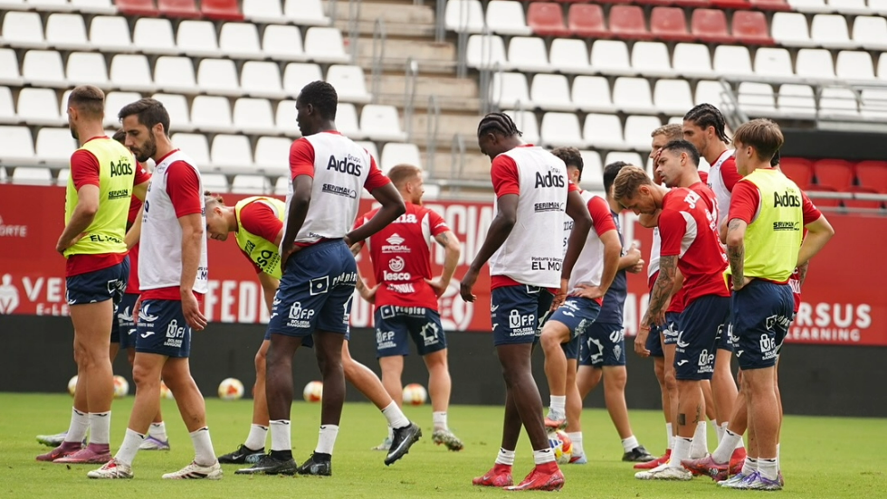 Entrenamiento del Real Murcia en el Enrique Roca. Entrenamiento del Real Murcia en el Enrique Roca.