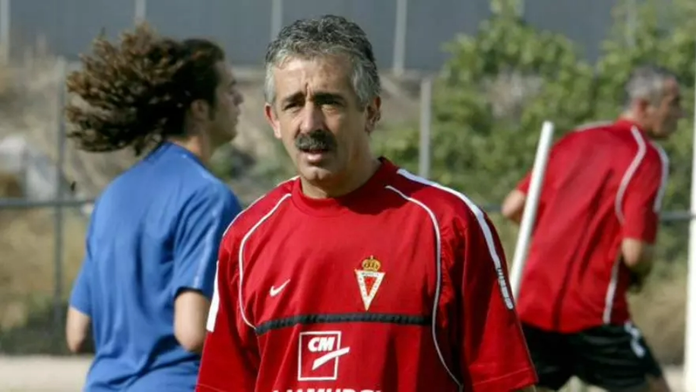 Manolo Preciado durante su etapa como entrenador del Real Murcia.