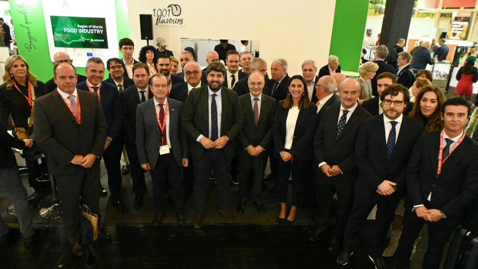 El presidente de la Comunidad, Fernando L&oacute;pez Miras, junto a representantes de empresas de la Regi&oacute;n de Murcia participantes en la feria Anuga.