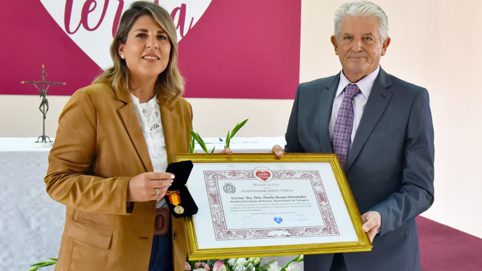 La alcaldesa de Cartagena y el presidente del Patronato de la Hospitalidad Santa Teresa, Alonso G&oacute;mez, durante la entrega de la Medalla de Oro 2025