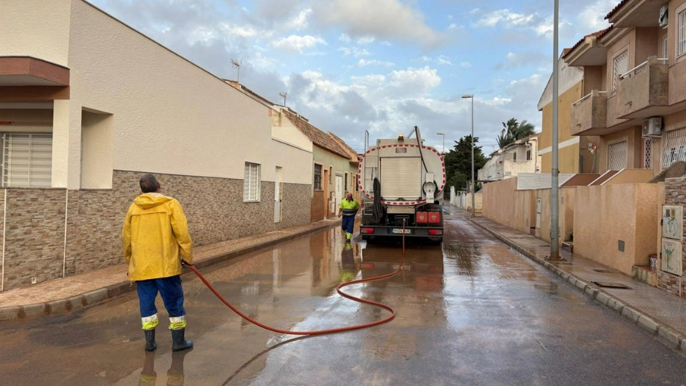 Los servicios municipales trabajan en las zonas afectadas. Los servicios municipales trabajan en las zonas afectadas.
