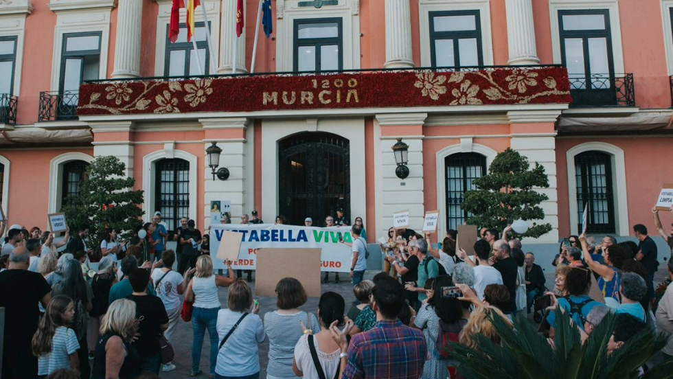 Los vecinos de Vistabella se manifiestan frente al Ayuntamiento de Murcia (La Cámara Roja). Los vecinos de Vistabella se manifiestan frente al Ayuntamiento de Murcia (La Cámara Roja).
