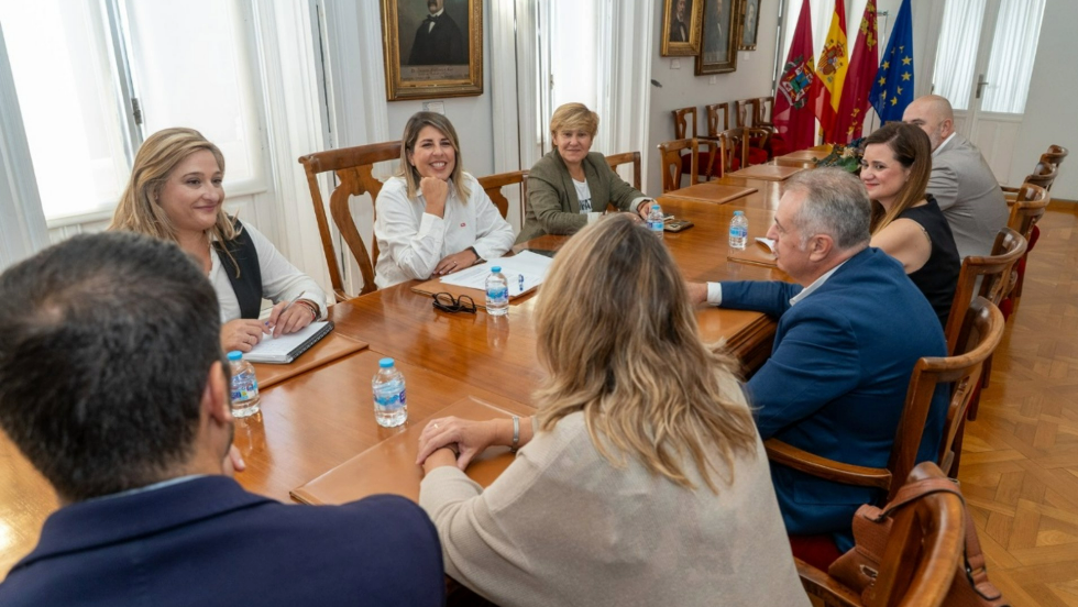 La alcaldesa recibe al nuevo Comité Ejecutivo de Hostelería y Turismo (HOYTÚ). La alcaldesa recibe al nuevo Comité Ejecutivo de Hostelería y Turismo (HOYTÚ).