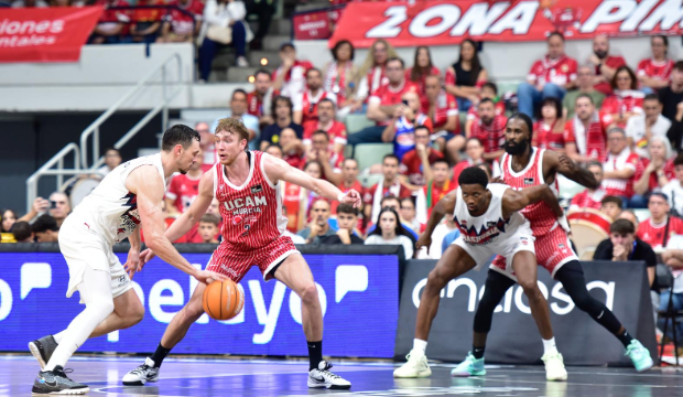 Rodions Kurucs durante el encuentro ante el UCAM. Rodions Kurucs durante el encuentro ante el UCAM.