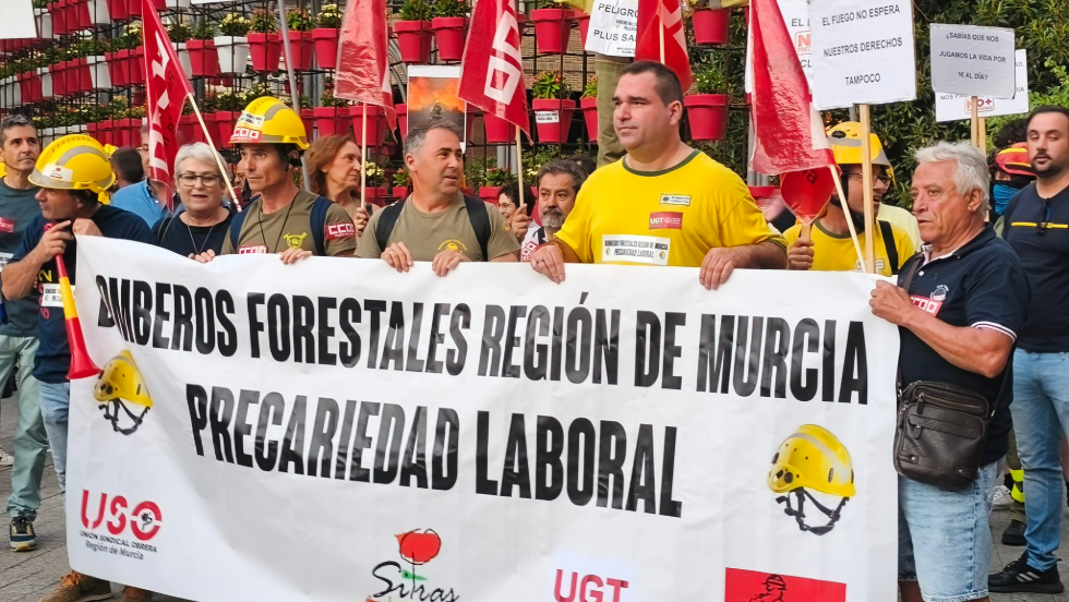 Las Brigadas Forestales de la Región vuelven a manifestarse por las calles de Murcia. Las Brigadas Forestales de la Región vuelven a manifestarse por las calles de Murcia.