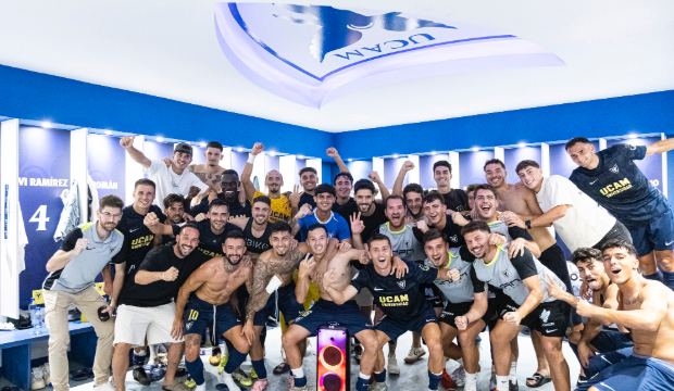 Los jugadores del UCAM CF celebran la victoria en el vestuario.