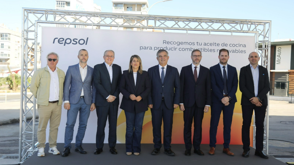 La alcaldesa y el director del complejo de Repsol informan sobre nuevo servicio de recogida de aceite.