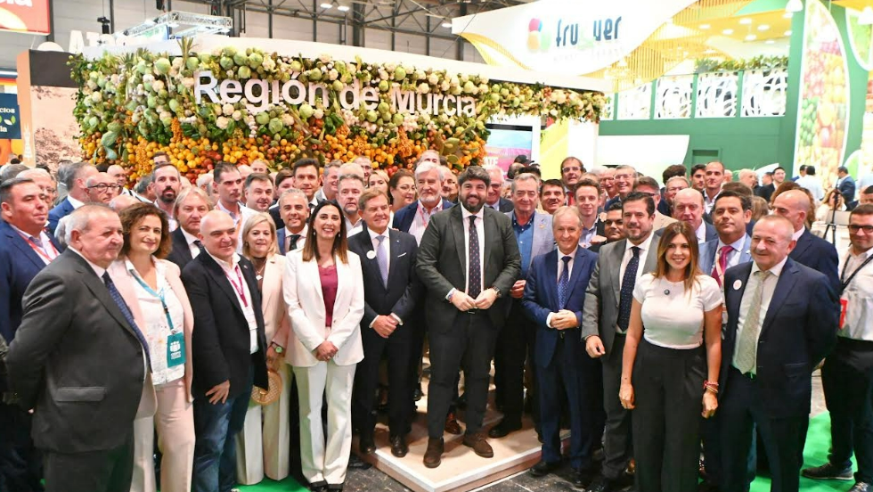 El presidente de la Comunidad, Fernando L&oacute;pez Miras, durante su visita a la Feria Internacional de Frutas y Hortalizas Fruit Attraction 2025.