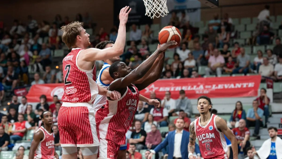 Diagne pugna por un rebote. Diagne pugna por un rebote.