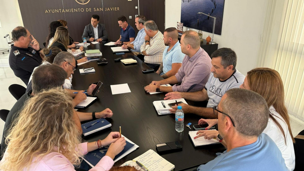 El alcalde de San Javier, José Miguel Luengo, reunido con los responsables municipales. El alcalde de San Javier, José Miguel Luengo, reunido con los responsables municipales.