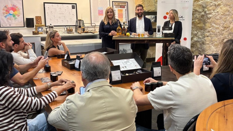 El director del Instituto de Turismo, Juan Francisco Martínez, participa en un taller de café asiático en Café Lab, en el marco de las jornadas profesionales organizadas por el Spain Convenien Bureau - CARM