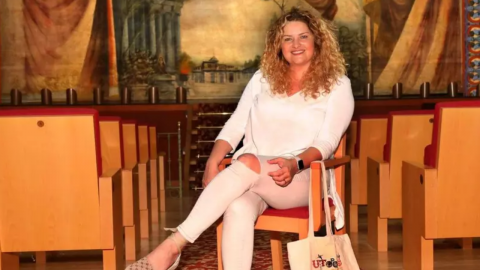 Cristina Roca Ballester, en el patio de butacas del Teatro Apolo de El Algar. / Javier Lorente - Imagen cedida
