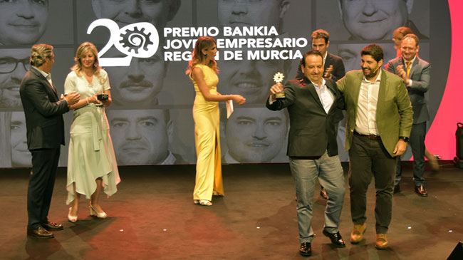 Salvador Pina recogi&oacute; su premio de la mano de Fernando L&oacute;pez Miras