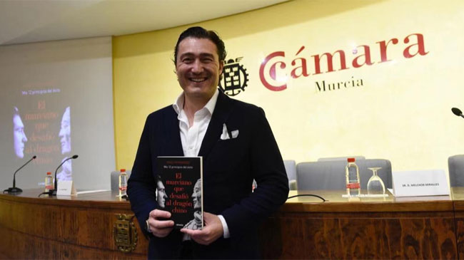 David Hern&aacute;ndez, fundador de Davidwine, con su libro