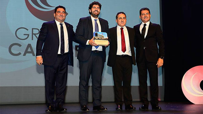 L&oacute;pez Miras, junto a los propietarios de Grupo Caliche