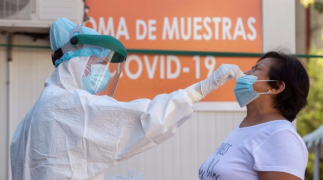 Una enfermera toma una muestras para una prueba PCR a una mujer. EFE/Marcial Guill&eacute;n/Archivo