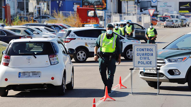 Agentes de la Guardia Civil de Tr&aacute;fico realizan un control a la entrada de la localidad murciana de Alguazas. EFE/Juan Carlos Caval