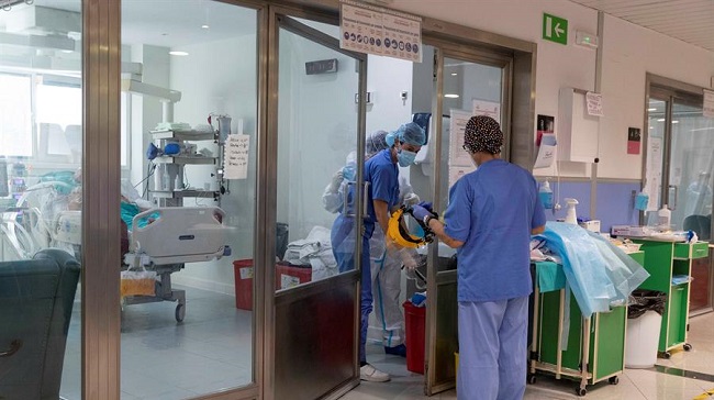 Enfermeras atienden este martes a un paciente de COVID-19 en la UCI del Hospital Reina Sof&iacute;a de Murcia. EFE/ Marcial Guill&eacute;n