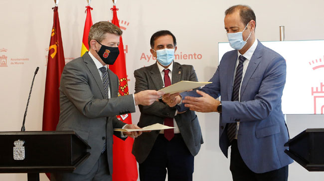 Firma del acuerdo entre Juan Celdr&aacute;n, presidente de Timur (dcha.) y el concejal Juan Fernando Hern&aacute;ndez