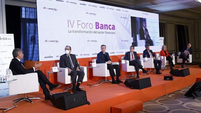 Momento de la mesa redonda con los representantes de los bancos. Foto: El Economista