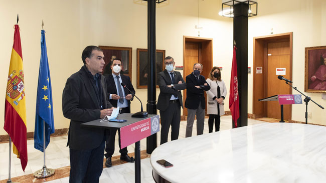 El catedr&aacute;tico Antonio Skarmeta durante la explicaci&oacute;n del convenio con Odin Solutions