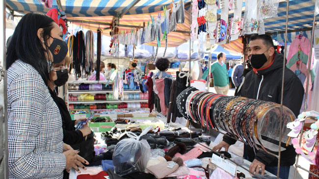 La consejera Valle Migu&eacute;lez, en el mercadillo de Puente Tocinos